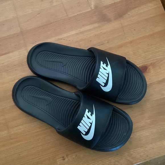 Women’s black Nike Slides. Size 9. - Picture 2 of 3